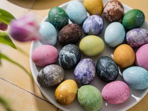 Kiaušinius dažome natūraliai - 12 marginimo receptų be jokios chemijos