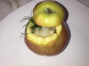 Obuoliai, įdaryti silkės salotomis