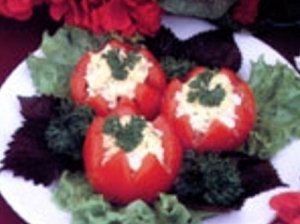 Silkės salotomis įdarytas  pomidoras