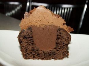 Juodojo šokolado keksiukai su šokoladiniu įdaru ir šokoladinėmis kepurėlėmis