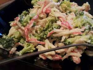 Greitos brokolių salotos su krabų lzdelėmis
