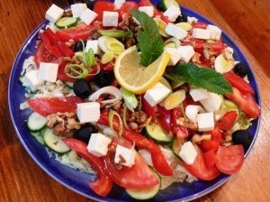 Daržovių ir sūrio salotos su graikiškais riešutais