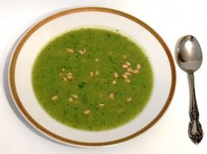 Trinta brokolių sriuba su kedro riešutais