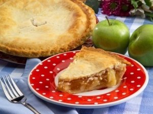 Amerikietiškas obuolių pyragas su cinamonu