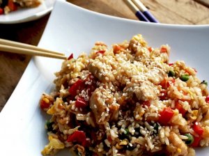Rytietiškai kepti ryžiai su vištiena ir daržovėmis