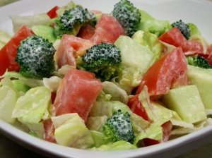 Brokolių salotos su pomidorais