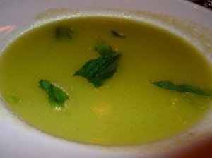 Pertrinta agurkų sriuba