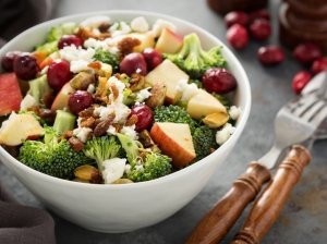 Gaivios ir maistingos brokolių salotos su spanguolėmis