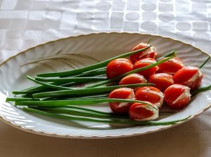 Tulpės iš vyšninių pomidoriukų - greita, skanu, gražu ir tik 3 ingredientai