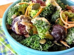 Gaivios brokolių salotos su vynuogėmis