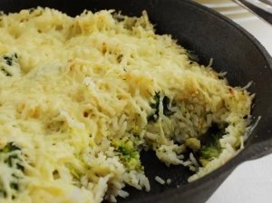 Greitas brokolių apkepas su ryžiais ir sūriu