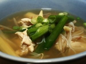 Azijietiška vištienos ir makaronų sriuba