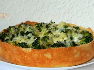 Varškinės tešlos pyragas su brokoliais ir sūriu