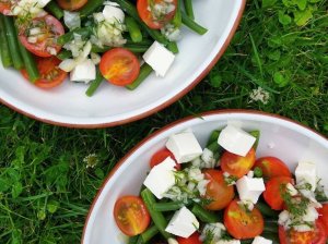 Gaivios vasariškos salotos su šparaginėmis pupelėmis, pomidorais ir fetos sūriu