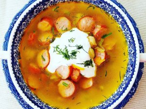 "Kirvio" sriuba su dešrelėmis, bulvėmis ir avinžirniais