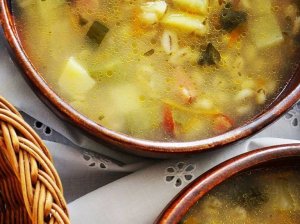 Nostalgiška perlinių kruopų sriuba su raugintais agurkais