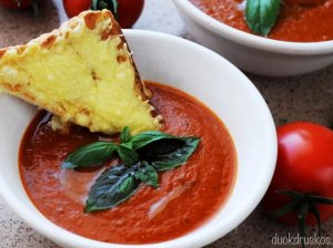Trinta keptų pomidorų sriuba