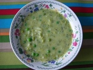 Raugintų agurkų sriuba su vištų širdelėmis