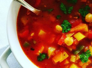 Soti pomidorinė sriuba su avinžirniais ir daržovėmis