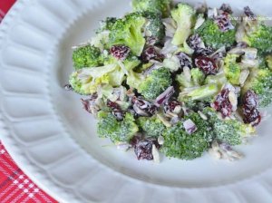 Brokolių salotos su džiovintomis spanguolėmis ir saulėgrąžomis