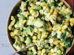 Brokolių salotos su avokadais ir kukurūzais