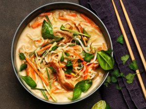Vištienos ir daržovių Tom Kha sriuba