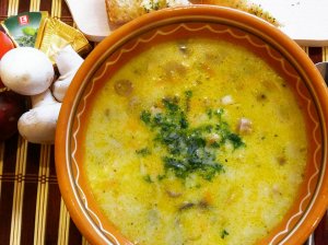 Pievagrybių sriuba su tepamu sūreliu