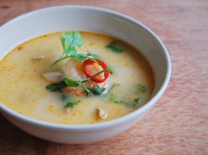 Tailandietiška sriuba su vištiena ir krevetėmis