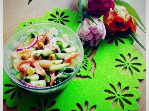 Sočios makaronų salotos su rūkyta lašiša ir daržovėmis