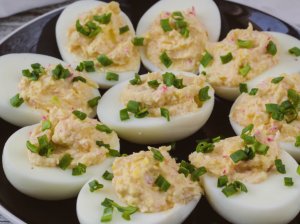 Įdaryti kiaušiniai su lydytu sūriu