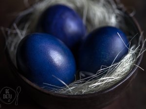 Mėlynėmis - mėlynių uogiene natūraliai dažyti margučiai kiaušiniai