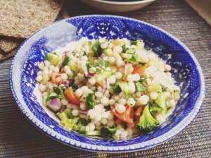 Perlinio kuskuso ir daržovių salotos
