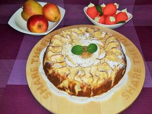 Drėgnas obuolių pyragas su desertine varške