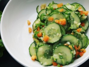 Aitrios agurkų salotos
