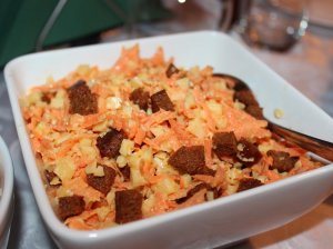 Pikantiškos morkų salotos su kepta duona ir sūriu
