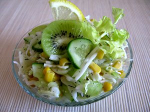 Kopūstų salotos su kukurūzais, agurkais ir kiviais