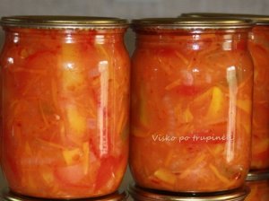 Paprikų salotos mišrainė žiemai su pomidorų sultimis