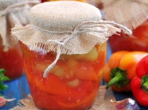 Marinuoti pomidorai ir paprikos