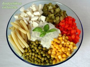 Makaronų salotos su daržovėmis ir sūriu