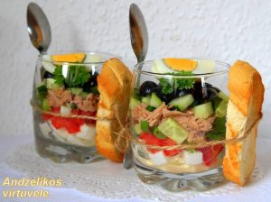 Greitos tuno salotos su sūriu ir daržovėmis
