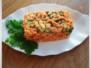 Česnakinės morkų salotos su sūriu