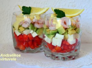 Sluoksniuotos krevečių salotos su avokadais ir česnakiniu užpilu
