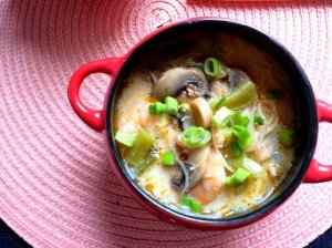 Kokosų pieno sriuba su krevetėmis, makaronais ir pievagrybiais