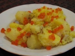 Šviežios bulvės su ikrais