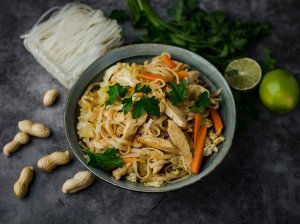 Vištienos, daržovių ir ryžių makaronų "Pad Thai"