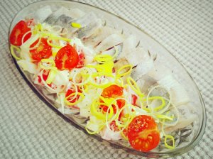Silkė su pomidorais, porais ir kiaušiniais
