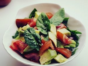 Gaivios avokadų salotos su špinatais ir pomidorais
