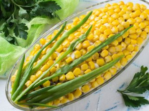 Vištienos salotos su porais ir kukurūzais