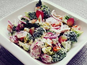 Brokolių salotos su šonine ir vynuogėmis