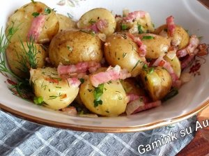 Bulvės su šoninės ir grietinės padažu